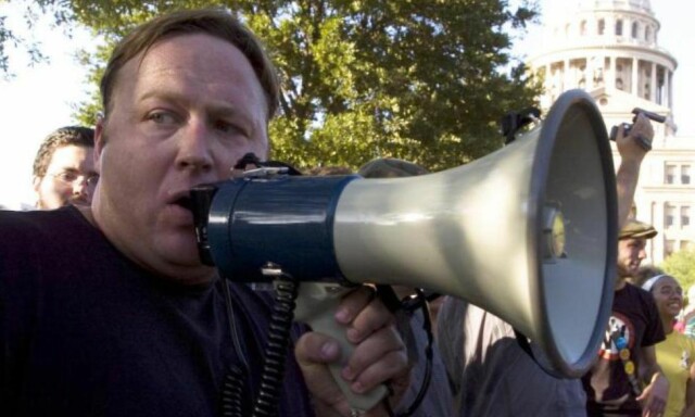 Alex Jones er radio-verten som varslet et fingert terrorangrep i USA